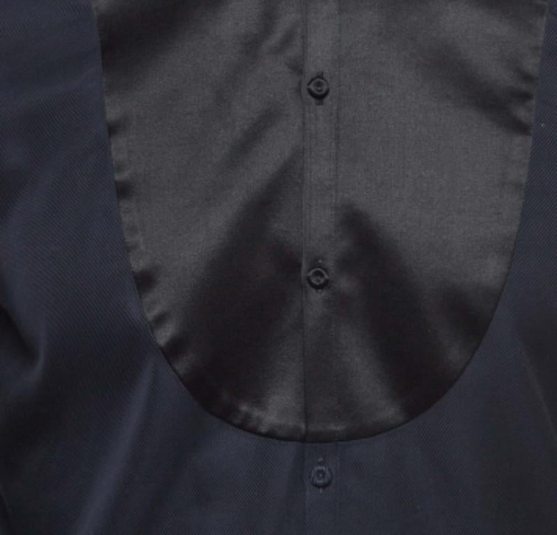 Le camicie sono una parte indispensabile del guardaroba, quindi questo marchio ti propone una creazione versatile ed elegante. È stato realizzato con materiali di qualità in una tonalità versatile. La camicia è caratterizzata da elementi firmati e