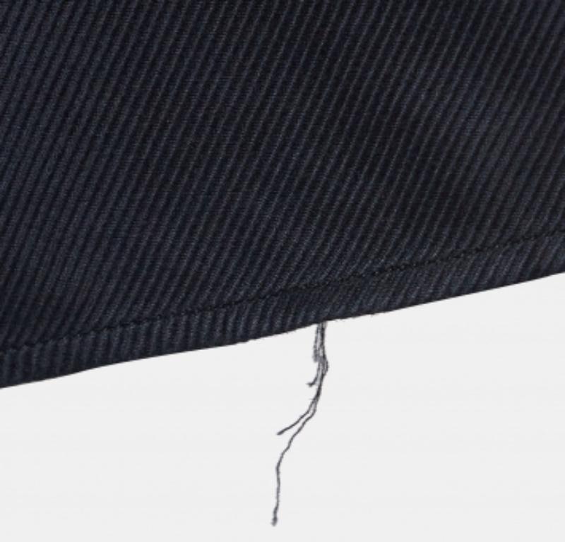 Emporio Armani Camicia a manica intera in raso blu navy L In condizioni buone in vendita a Dubai, Al Qouz 2
