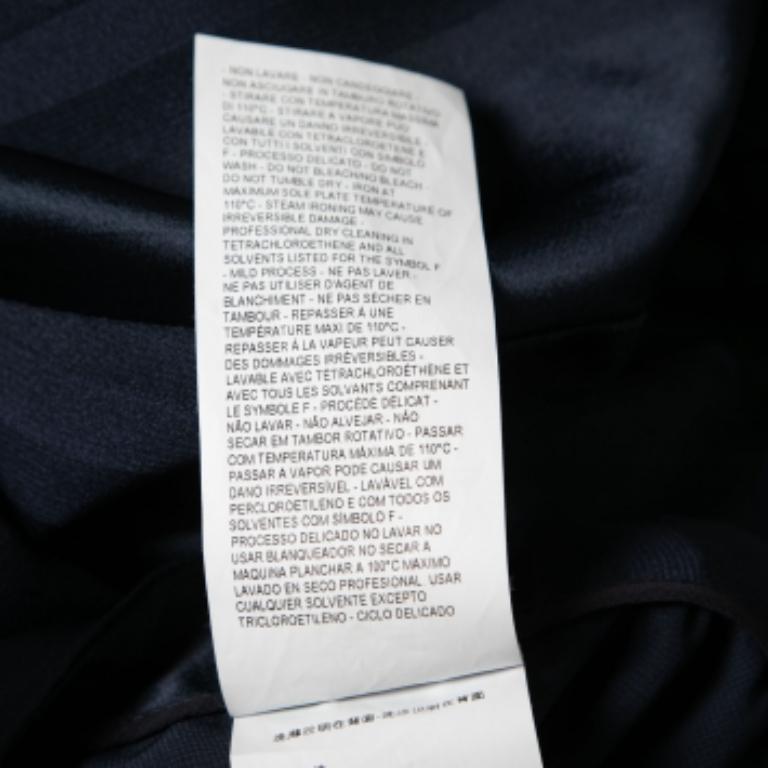 Cette jupe de la maison Emporio Armani est un excellent choix pour être éblouissante ! Confectionnée dans un tissu satiné bleu marine, cette jupe affiche une coupe à l'italienne.  courte longueur avec une fermeture à glissière. Associez-le à une