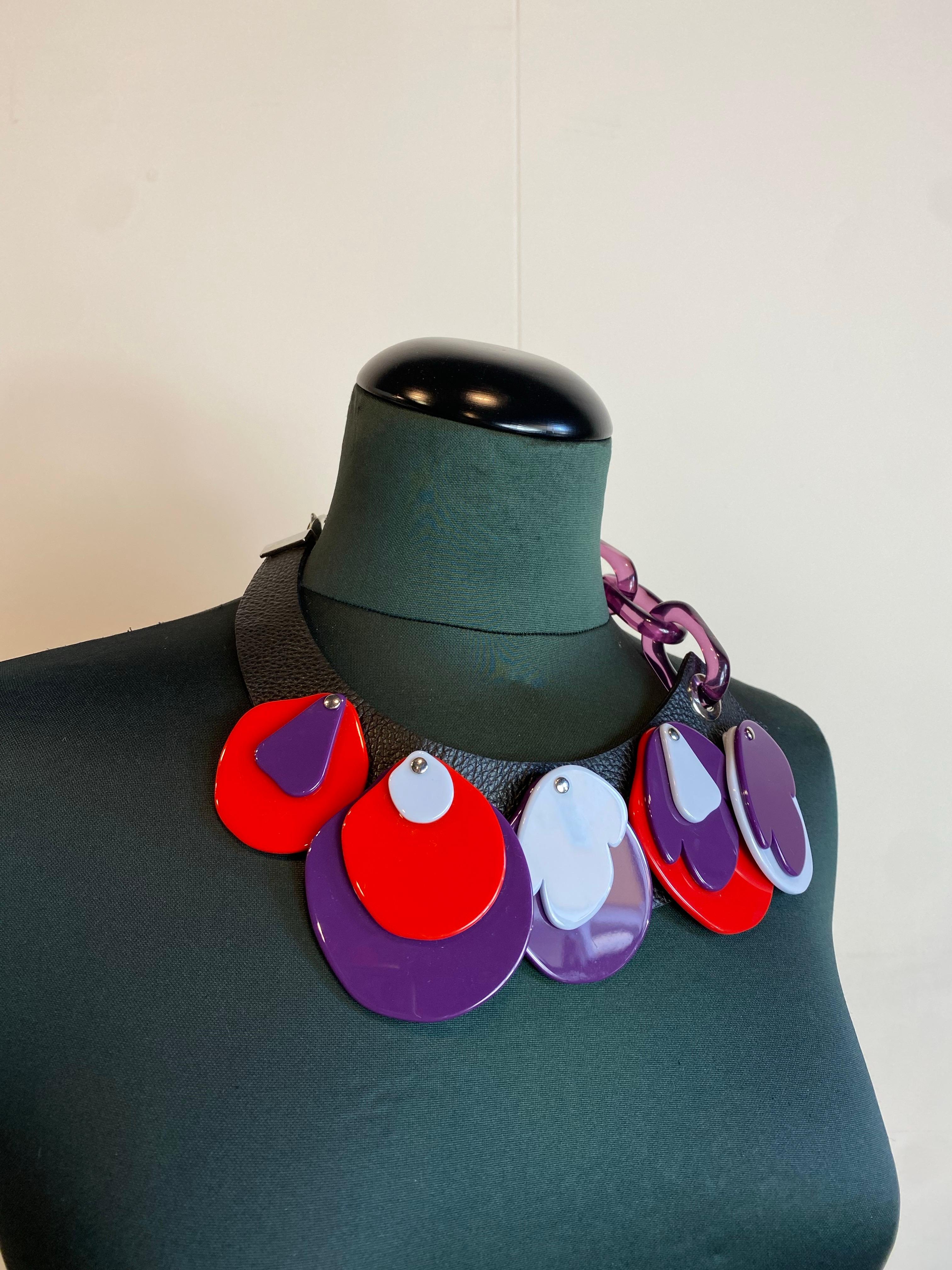 Collar Emporio Armani.
En cuero y plástico multicolor.
Cierre ajustable.
Longitud total 52 cm
Excelente estado general, muestra mínimos signos de uso.
Algunos ligeros arañazos en los herrajes.