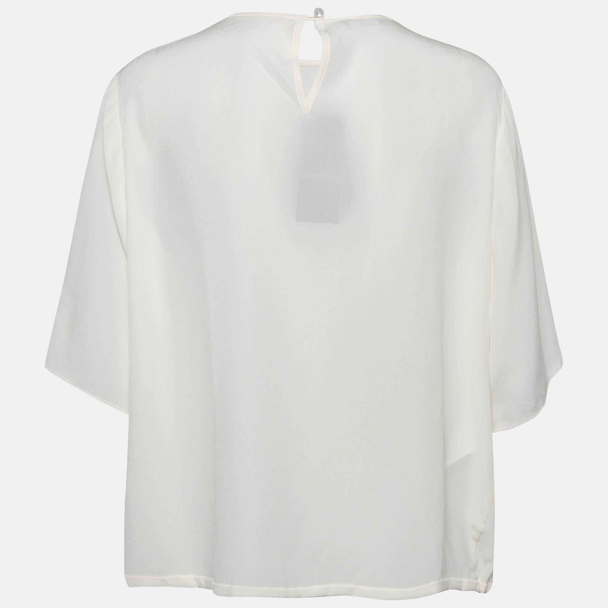 Find great style and comfort while wearing this designer blouse. Tailored using the best fabric, the creation has been given immense detail. Style it with trousers and heels.
