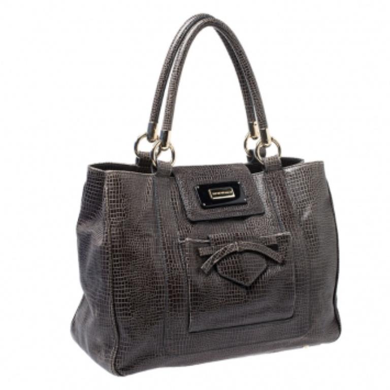 Emporio Armani Olivgrüne Tasche mit Krokoprägung aus Leder mit Vordertasche im Zustand „Gut“ im Angebot in Dubai, Al Qouz 2