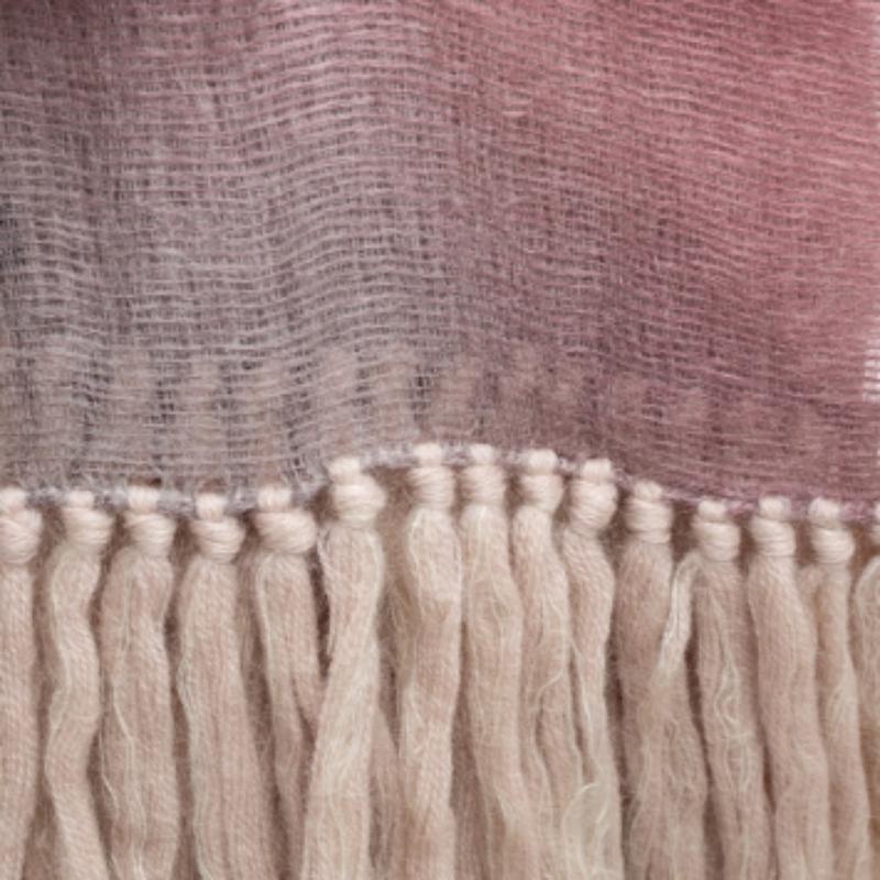 Classe e lusso sono alcune delle parole che ci vengono in mente quando pensiamo a Emporio Armani. L'etichetta ti propone questa sciarpa in lana mohair e seta in tonalità ombreggiate e con motivi intricati.