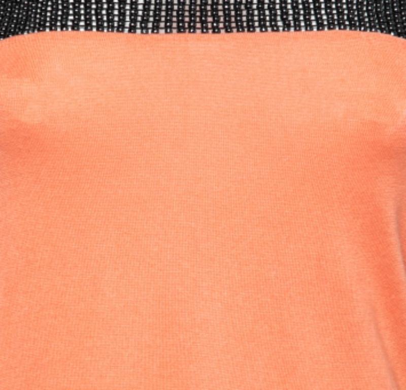 L'estetica chic e la maestria sartoriale di Emporio Armani sono evidenti in questo top. Ha un design senza maniche, finiture con perline e una tonalità arancione. Abbina il top a pantaloni svasati e tacchi per un fascino femminile.