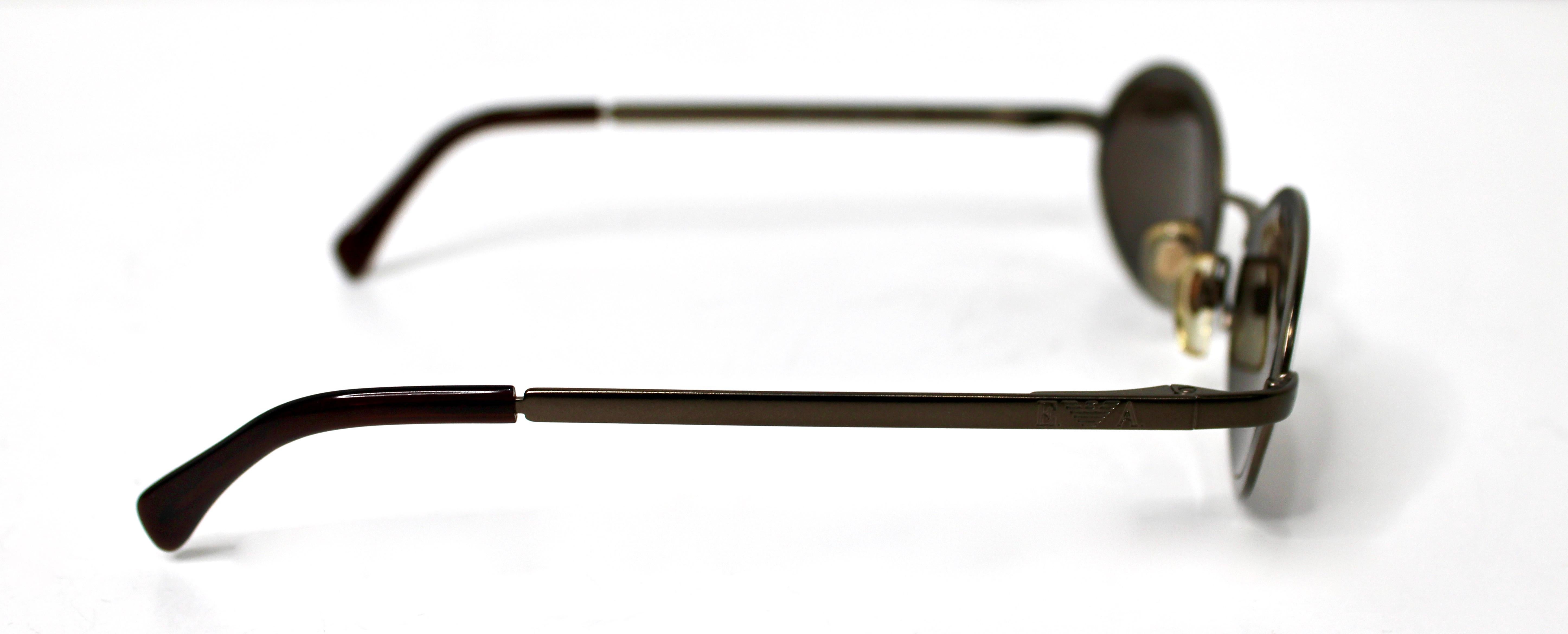 Gafas de sol con montura metálica ovalada Emporio Armani circa años 90 en venta 4