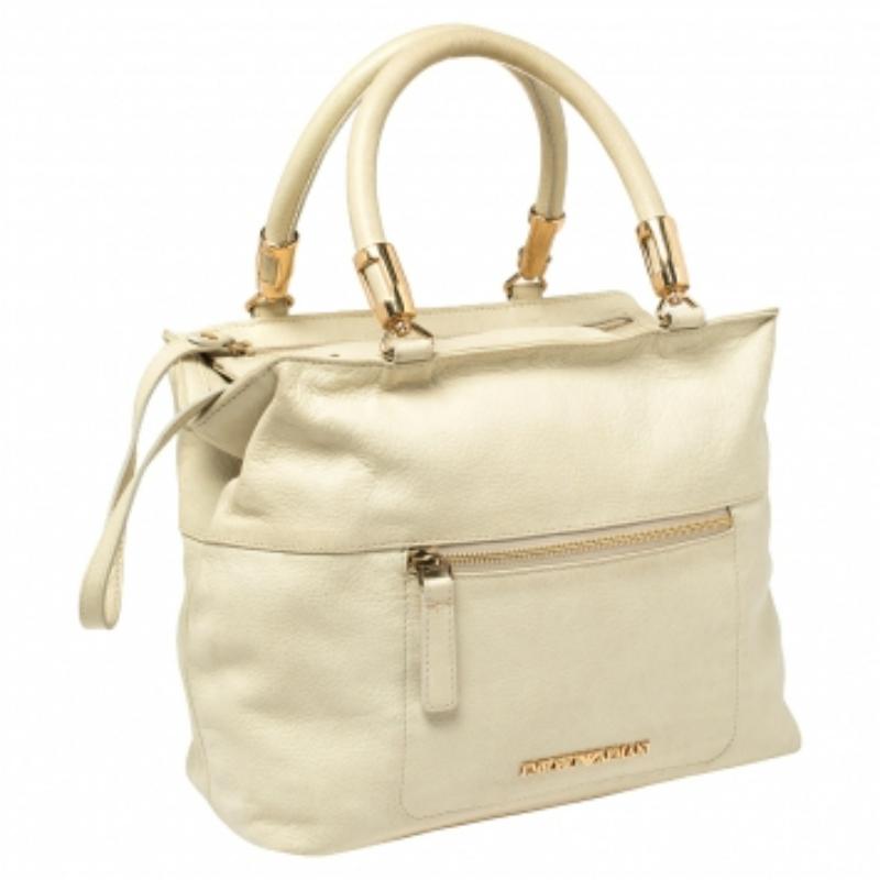 Questa borsa di Emporio Armani è funzionale ed elegante. Dal design alla struttura, la borsa in pelle emana charme e alta moda. Sfoggia due manici a spalla per poterli brandire e uno spazioso interno in tessuto per contenere tutti i tuoi oggetti