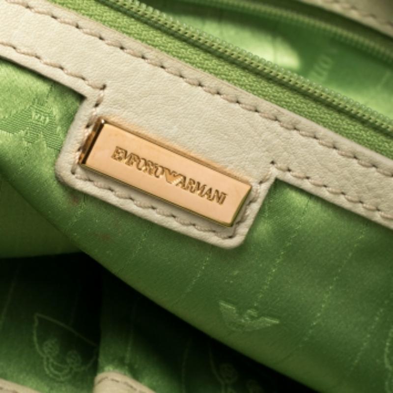Emporio Armani Tote in pelle verde pallido con doppia cerniera In condizioni discrete in vendita a Dubai, Al Qouz 2