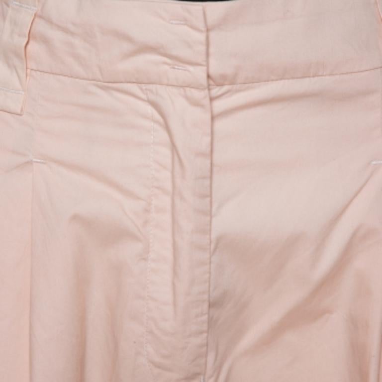 Known for its impeccable tailoring, Emporio Armani yet again brings you a versatile piece. Made from cotton in a pale pink shade, the trousers have a wide-leg silhouette and belt loops. Style them with a contrasting top for a chic and classy look.
