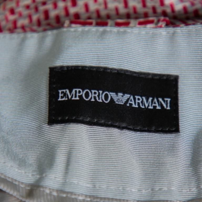 These silk palazzo pants from Emporio Armani deserve a special place in your wardrobe. The pair is covered in prints of pink on grey and equipped with a front zip closure and four pockets. For a chic look, team it with a tailored shirt and a pair of