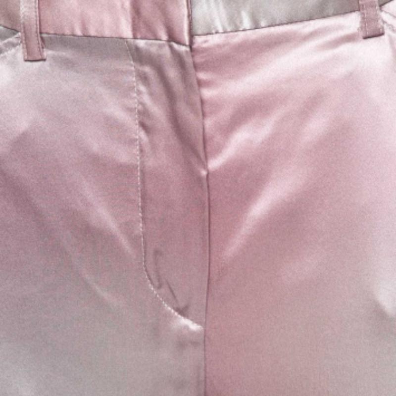 Confeccionados con lujo para ofrecer el máximo estilo, estos pantalones de la Casa de EMPORIO ARMANI se convertirán en tu par favorito en un abrir y cerrar de ojos. Están confeccionados con tejido de seda gris rosado. Tienen cierre de gancho y