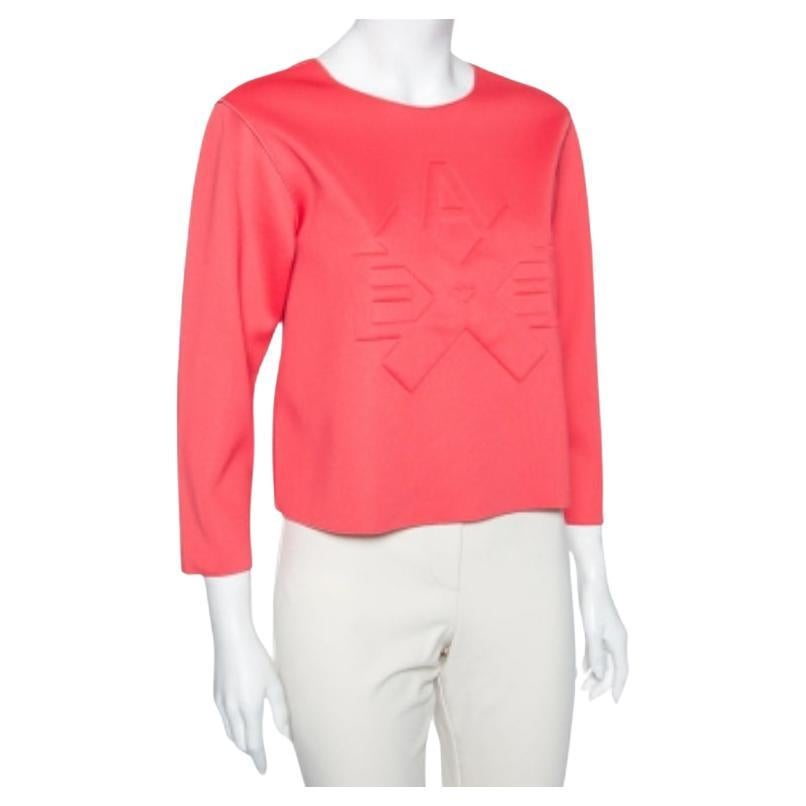 Questo top di Emporio Armani ti farà apparire bellissima! È stata realizzata in tessuto jersey rosa, con un dettaglio del logo in rilievo sul davanti. Ha maniche lunghe e una vestibilità rilassata. Indossa questo top ed emana charme!