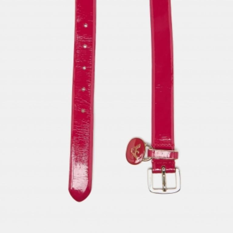 Este Cinturón Skinny de EMPORIO ARMANI aportará un toque chic a tus looks informales. Fabricado en piel rosa, se cierra con una hebilla dorada.
