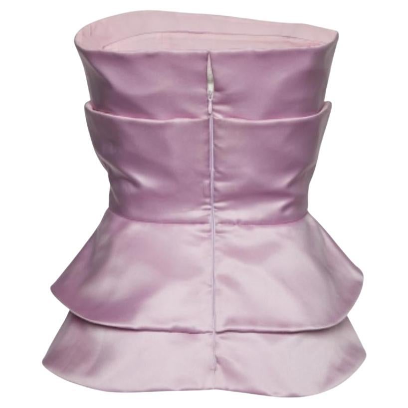 Quanto è bello questo top di Emporio ARMANI! Fabrice in raso di seta rosa, questo top è accentuato da formazioni a strati, un audace stile senza spalline e una cerniera sul retro. Abbinalo a dei pantaloni a vita alta e a delle décolleté per una