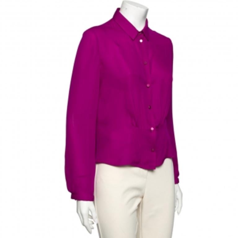 Emporio Armani trae a tu armario esta preciosa blusa con botones delanteros para esas reuniones informales. Confeccionado hábilmente en seda, es de manga larga y tiene un detalle plisado en la parte delantera. Es realmente una pieza sofisticada que