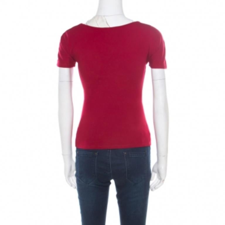 Emporio Armani never fails to impress us and yet again does so with this lovely top! The red creation is made of a viscose blend and features a deep V-neckline with a twisted design. It flaunts short sleeves and is sure to lend you a flattering fit.
