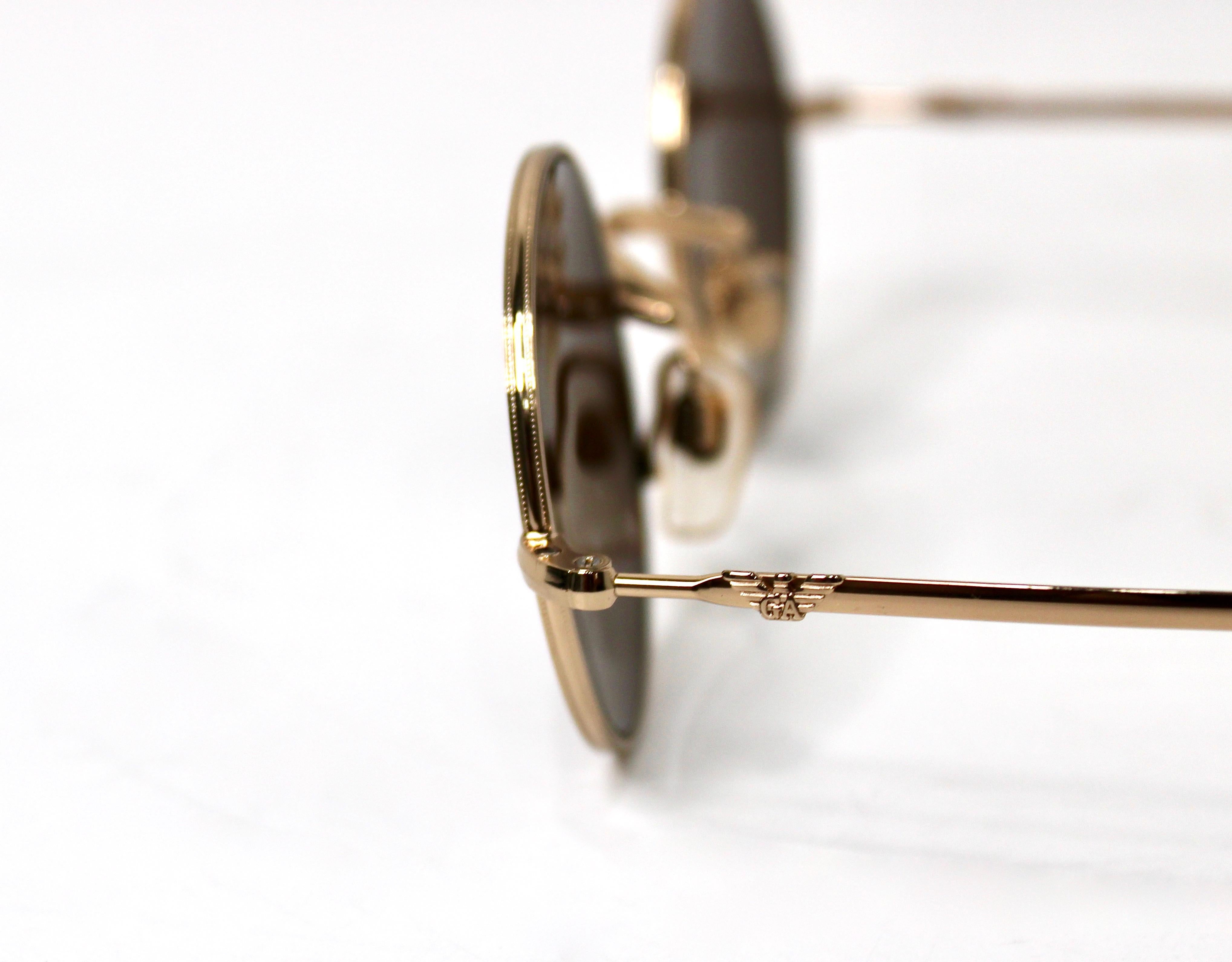 Emporio ARMANI Lunettes de soleil rondes à verres miroirs et monture en métal doré circa 1990 Unisexe en vente