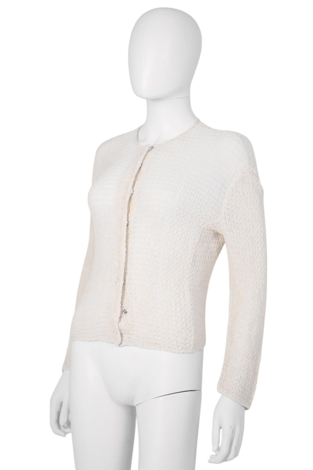 - Diseñado por Giorgio Armani
- Primavera verano 2000
- Cárdigan blanco acanalado semitransparente
- Botón magnético metálico
- Mangas largas
- Corte entallado
- Escote redondo
- Muy buen estado: sólo un botón defectuoso 
- Fabricado en Italia
-