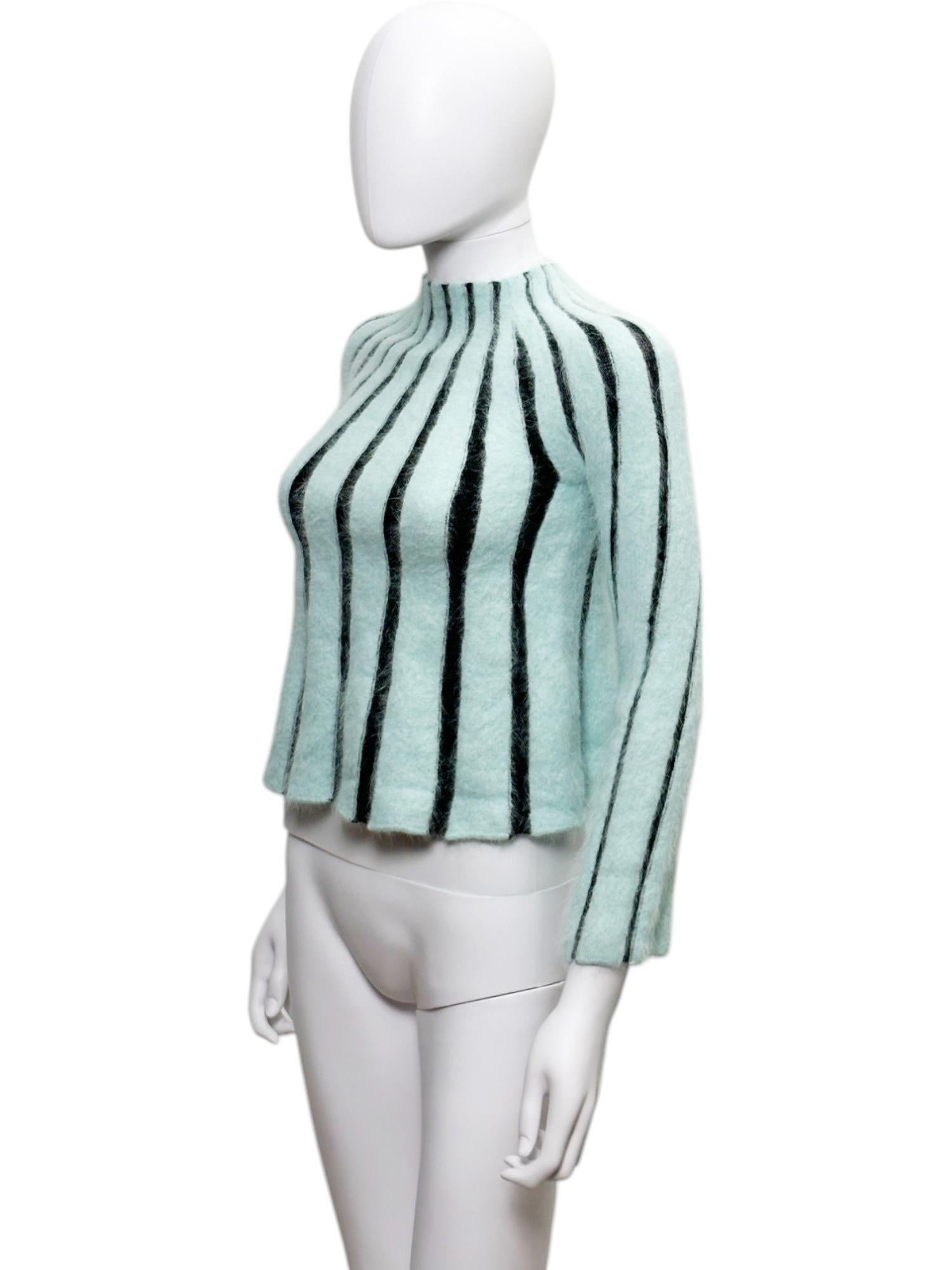 - Conçu par Giorgio Armani
- Printemps-été 2020
- Pull rayé en alpaga mohair flou
- Encolure ronde
- Slim Fit
- Rayures noires
- Très bon état
- Fabriqué en Chine
- Matériaux : laine et mohair
- Taille : FR 38 - IT 42 - UK 10 - US