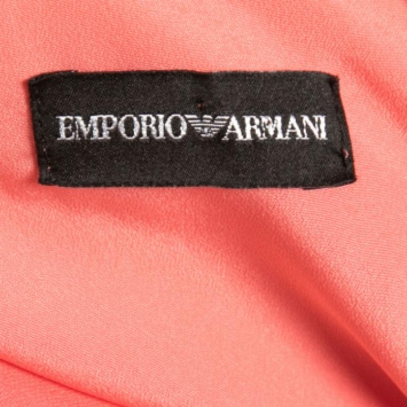 Confectionnée sans effort dans un design chic, cette robe Emporio Armani est facile à porter et à accessoiriser. Taillée avec soin, cette robe restera sans aucun doute l'une de vos préférées, saison après saison.