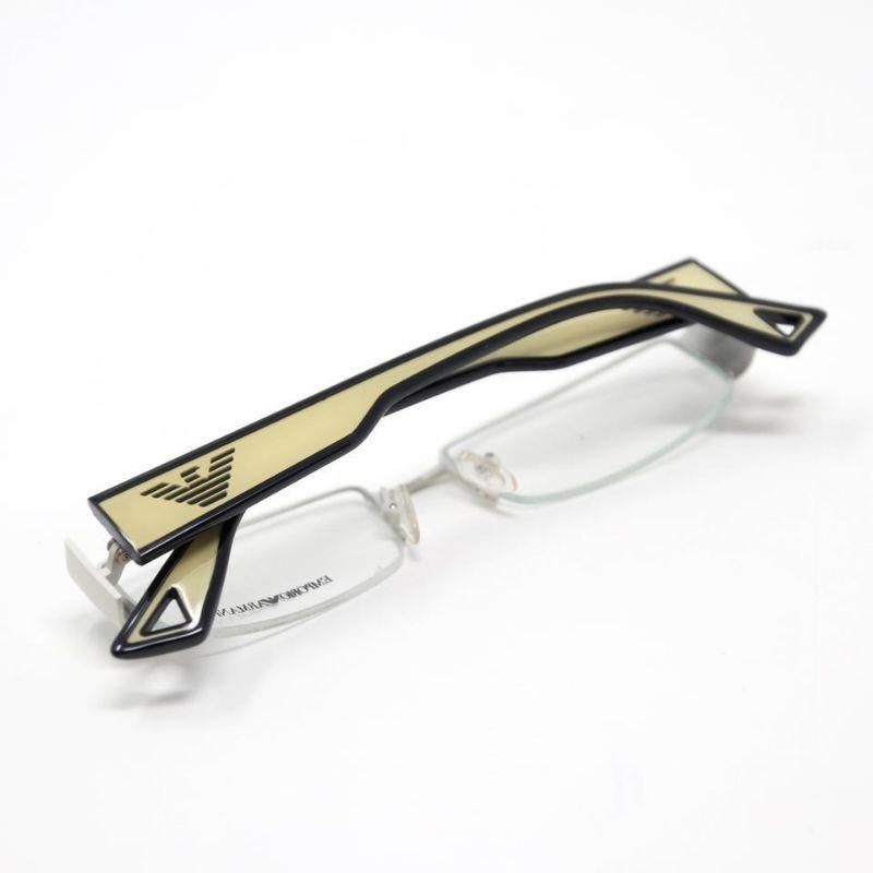 Emporio Armani - Lunettes semi-étroites à bord étroit EA9503

Ces lunettes de vue Emporio Armani en acétate semi-montantes sont à la pointe de la mode ! Il est doté d'une lentille et d'une monture robuste avec un logo sur les tempes. Les lentilles