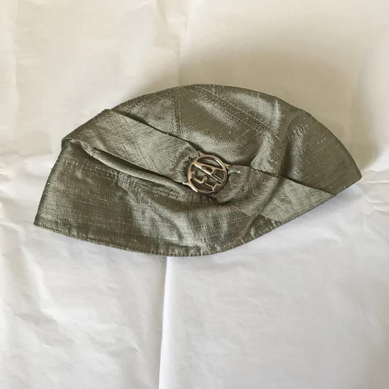 EMPORIO ARMANI SILK silver hat with silver EA

Tag EMPORIO ARMANI

Size 57

100% silk

Perfect condition

Shipping worldwide with tracking number