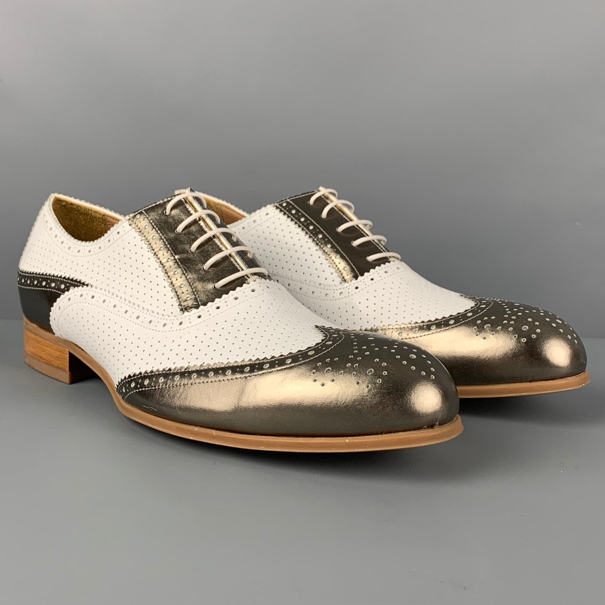 Les chaussures EMPORIO ARMANI sont en cuir perforé blanc avec une bordure métallique. Elles ont un style spectateur et se ferment par un lacet. Livré avec boîte. Fabriquées en Italie.
Excellent
Etat d'occasion. 

Marqué :   43.5 Semelle extérieure :