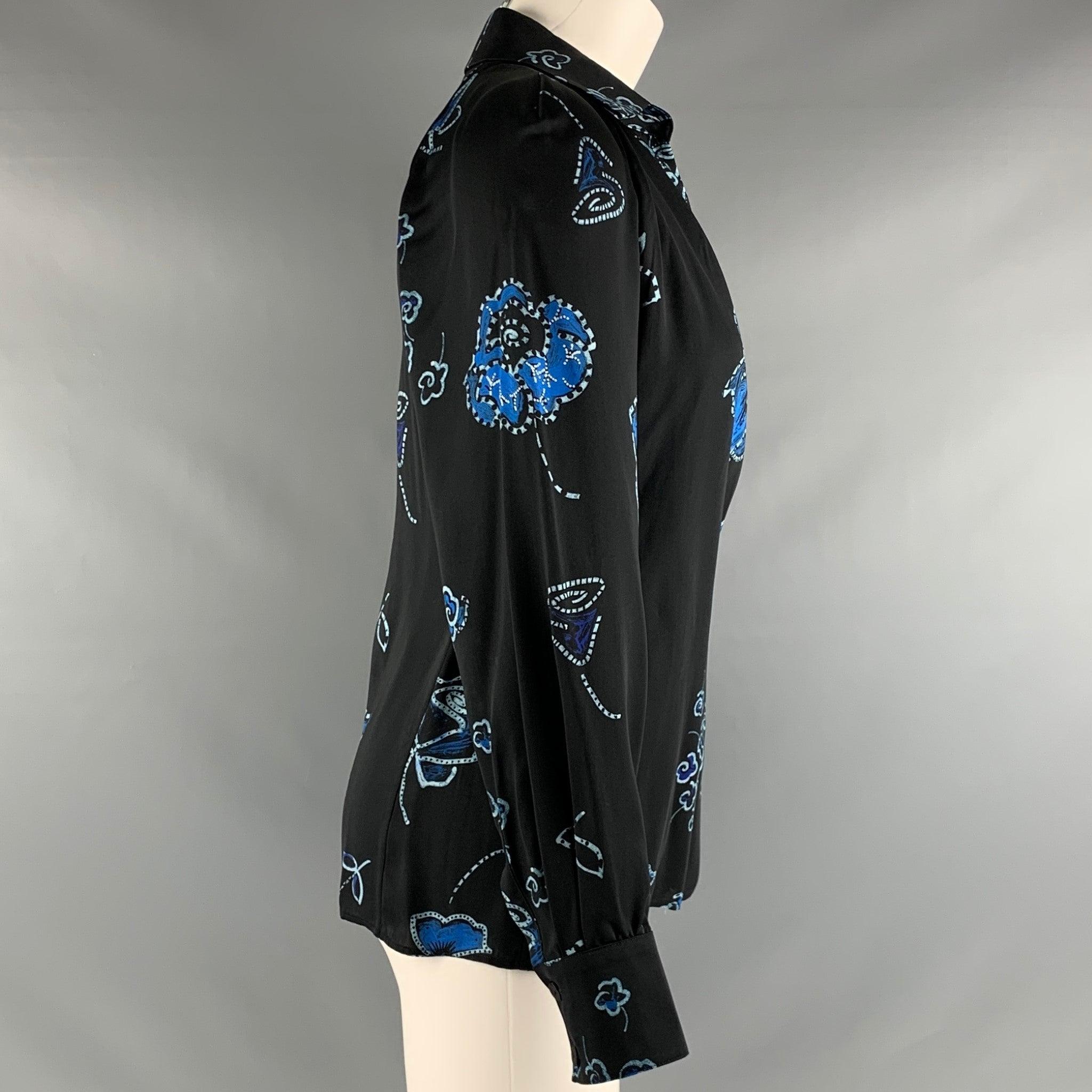 EMPORIO ARMANI
top in black viscose featuring blue floral pattern, wrap style, blouson sleeves, and a button closure.Very Good Pre-Owned Condition. Moderate signs of wear. 

Marked:   38 

Measurements: 
 
Shoulder: 15 inches Bust: 30 inches Sleeve: