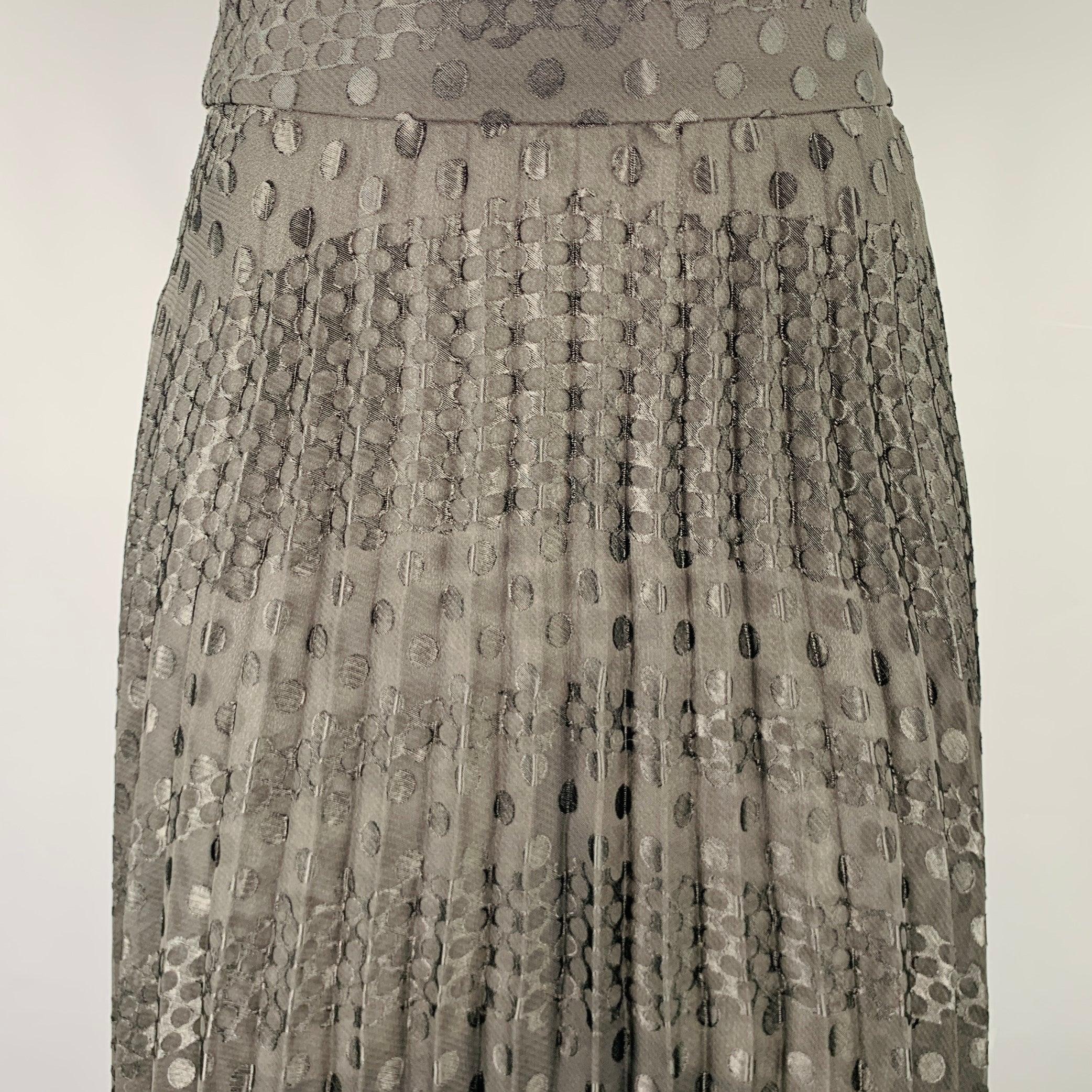 Jupe EMPORIO ARMANI
en tissu mélangé polyester viscose noir, avec un style maxi, un motif à pois et une fermeture à glissière sur le côté. 

Marqué :   38 

Mesures : 
  Taille : 25 pouces Hanche : 36 pouces Longueur : 39 pouces 
  
  
 
Référence