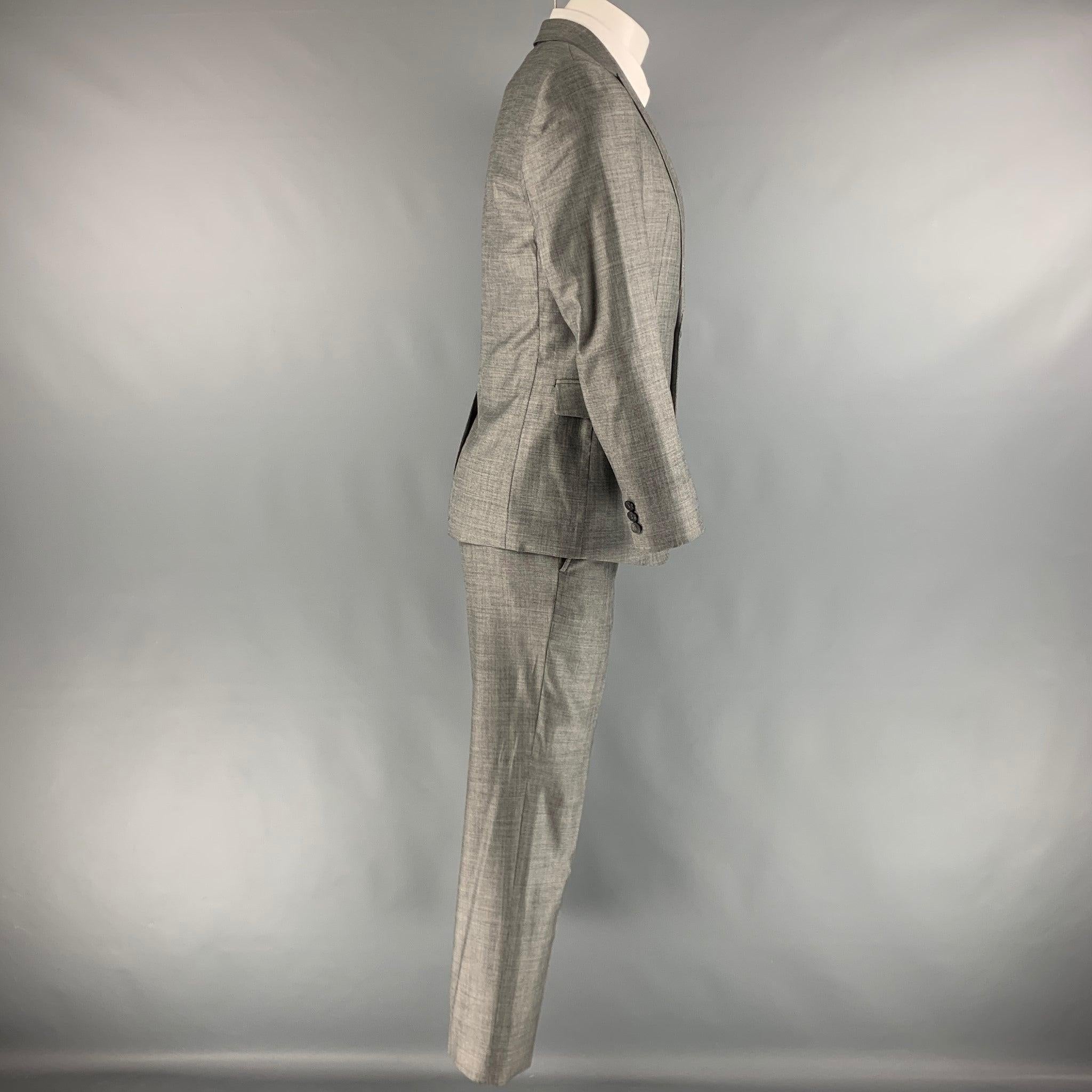EMPORIO ARMANI Size 36 Grey Solid Wool Silk Peak Lapel  Suit In Excellent Condition For Sale In San Francisco, CA