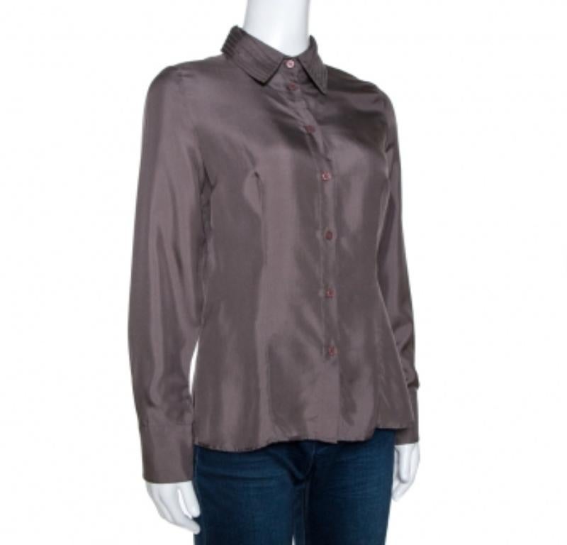 Sedosa y delicada, esta camisa de Emporio Armani rematará a la perfección unos pantalones blancos. De seda, con puños anchos, cuello abotonado y tapeta abotonada.