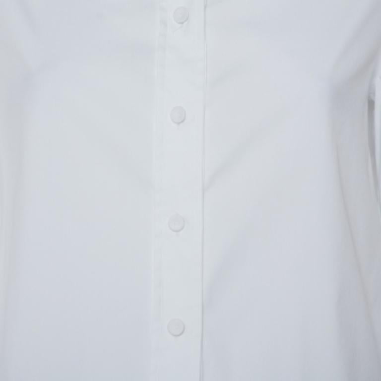 Combining simplicity and sophistication, this Emporio Armani boxy shirt will help you project a refined look. It comes made of a cotton blend and features sharp extended collars, front button fastenings, and long sleeves. It will look great with