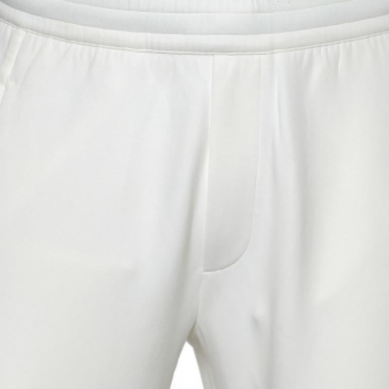 Trascorri la giornata in modo comodo ed elegante con questi joggers della Maison Emporio Armani. Sono realizzate in tessuto di maglia di cotone bianco, con dettagli a contrasto con il logo sui lati. Hanno quattro tasche esterne e una vestibilità