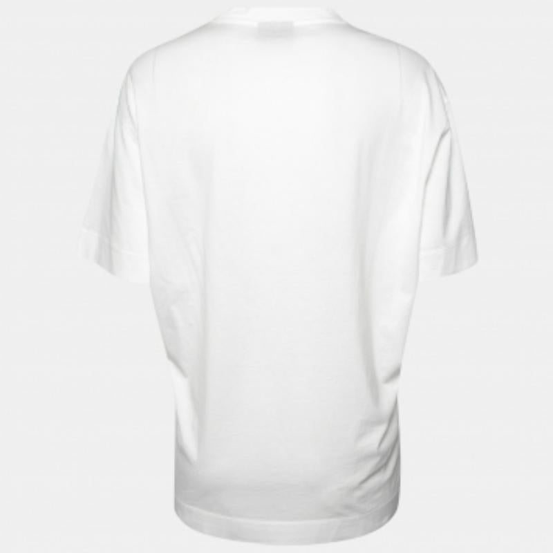 This white top from Emporio Armani will add comfort to your casual style. It is designed using breathable cotton fabric, with a logo embroidery adorning the front. This top has short sleeves and a crew neck.