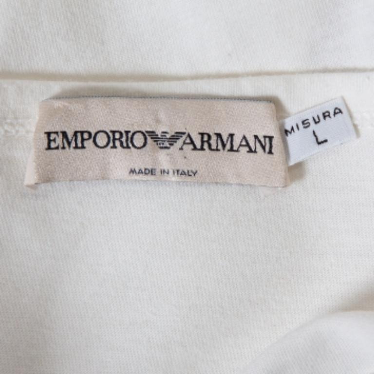 Beautifully made from cotton, this white Emporio Armani shirt is designed with a crew neckline, logo on the front, and short sleeves. The comfortable creation will surely add a luxe touch to your style.