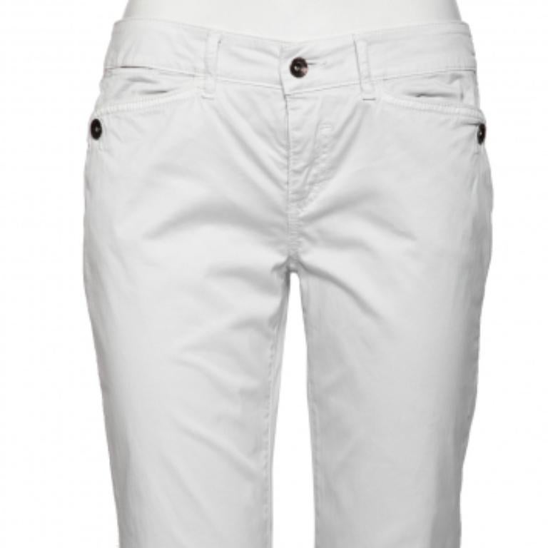 Questi pantaloni regular-fit di Emporio Armani sono un punto fermo del guardaroba. Realizzati in misto cotone, sono progettati per adattarsi comodamente a te. Presentano quattro tasche esterne e chiusura frontale con bottoni.