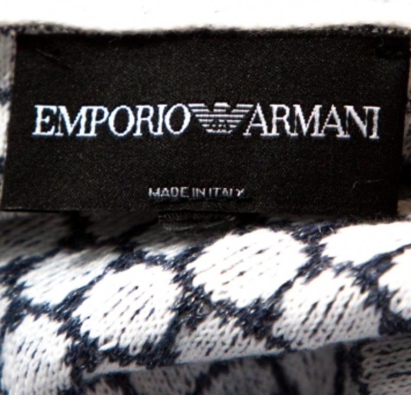 Von Emporio Armani kommt dieses preisgekrönte Stück, das aus einer Wollmischung gefertigt und als Strickjacke gestaltet ist. Die Kreation hat einen Knopfverschluss und lange Ärmel. Es fühlt sich nicht nur bei jeder Berührung weich an, sondern ist