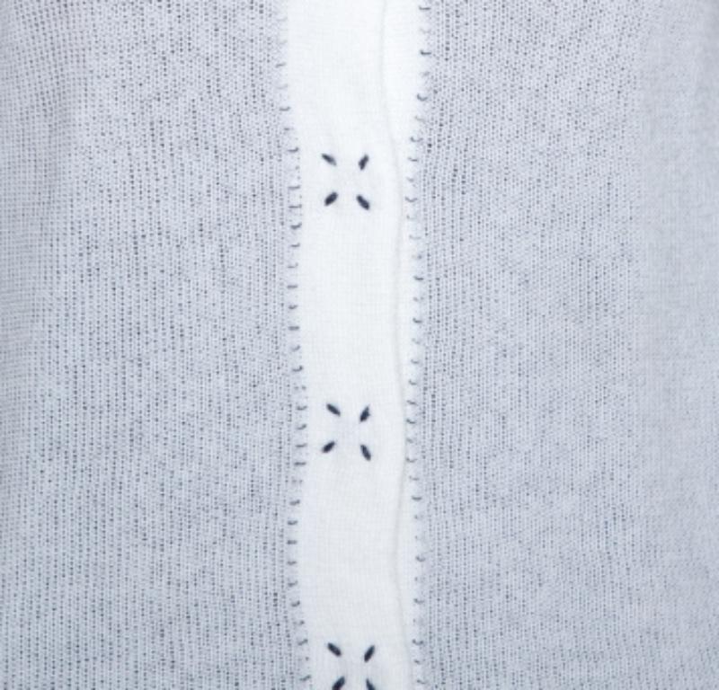 Emporio Armani Weiße Strickjacke mit Knopfleiste und Knopfleiste S im Zustand „Gut“ im Angebot in Dubai, Al Qouz 2