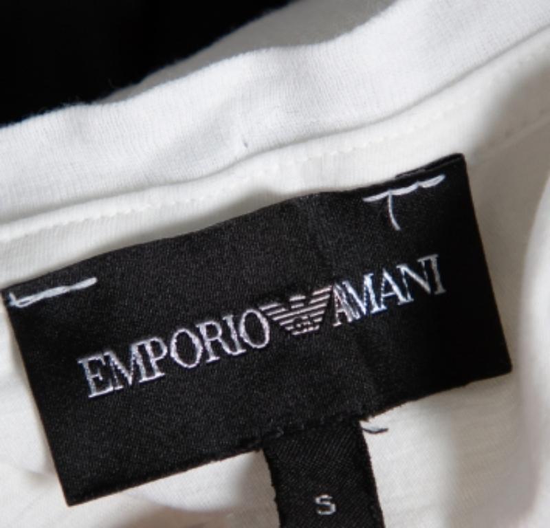 Mélange parfait de confort, de luxe et de style, ce t-shirt Emporio Armani est une pièce incontournable ! Confectionnée en coton dans une teinte blanche, cette création est rehaussée du logo. Doté d'une encolure en V et de manches courtes, il peut