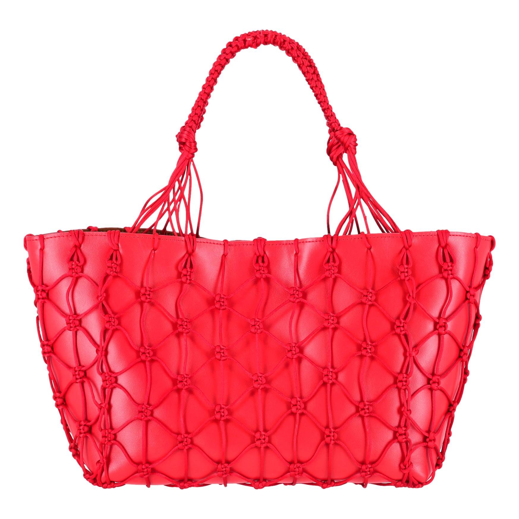 Borsa Emporio Armani con tracolla in pelle intrecciata

Borsa shopper di colore rosso vibrante realizzata in pelle con un rivestimento in rete.

Caratterizzata da una toppa argentata con logo 