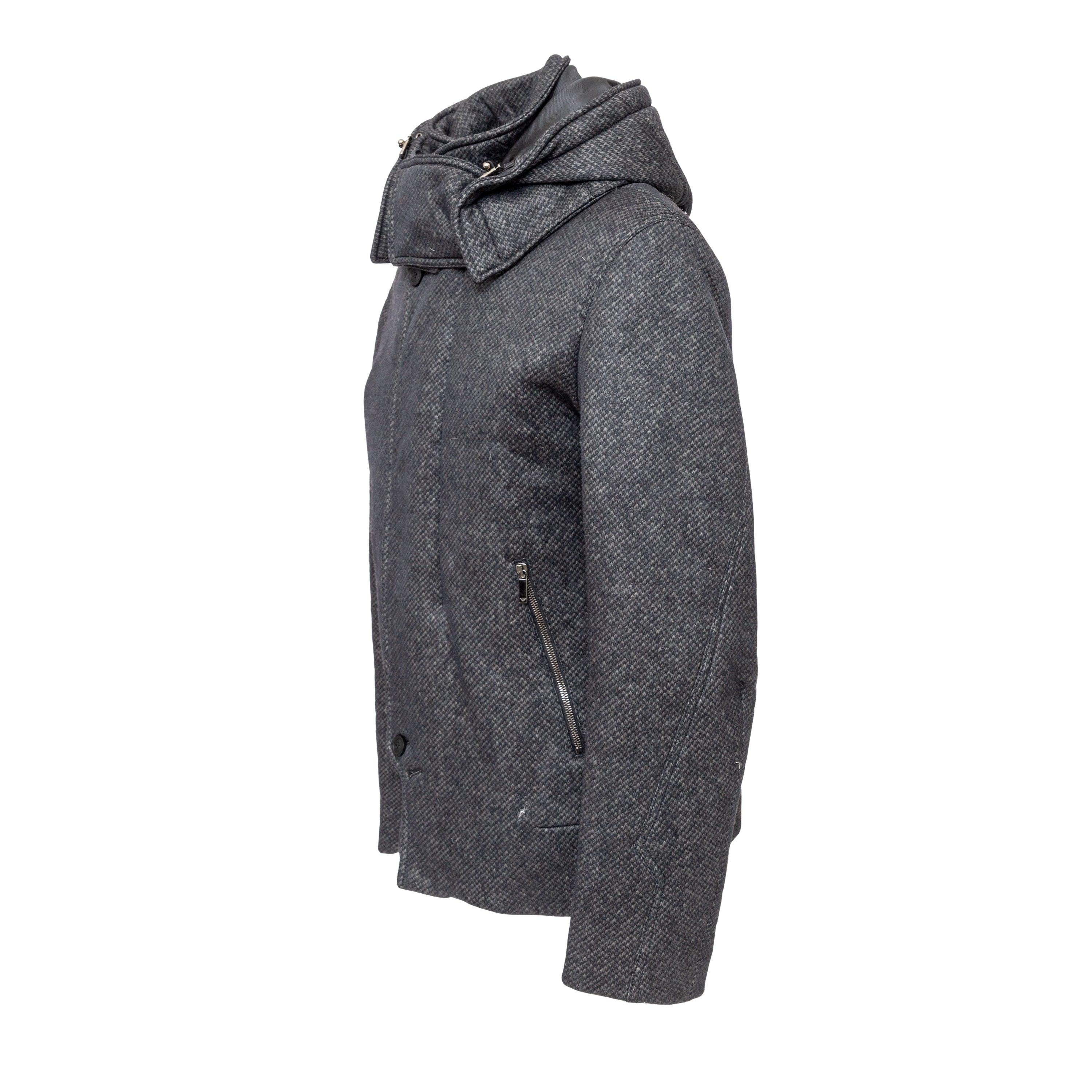 Restez au chaud et à la mode avec la veste zippée Emporio Armani. Fabriquée à partir d'un mélange de laine au motif subtil de peau de serpent et d'une couche extérieure en maille poly, cette veste est dotée d'une fermeture à glissière et d'un