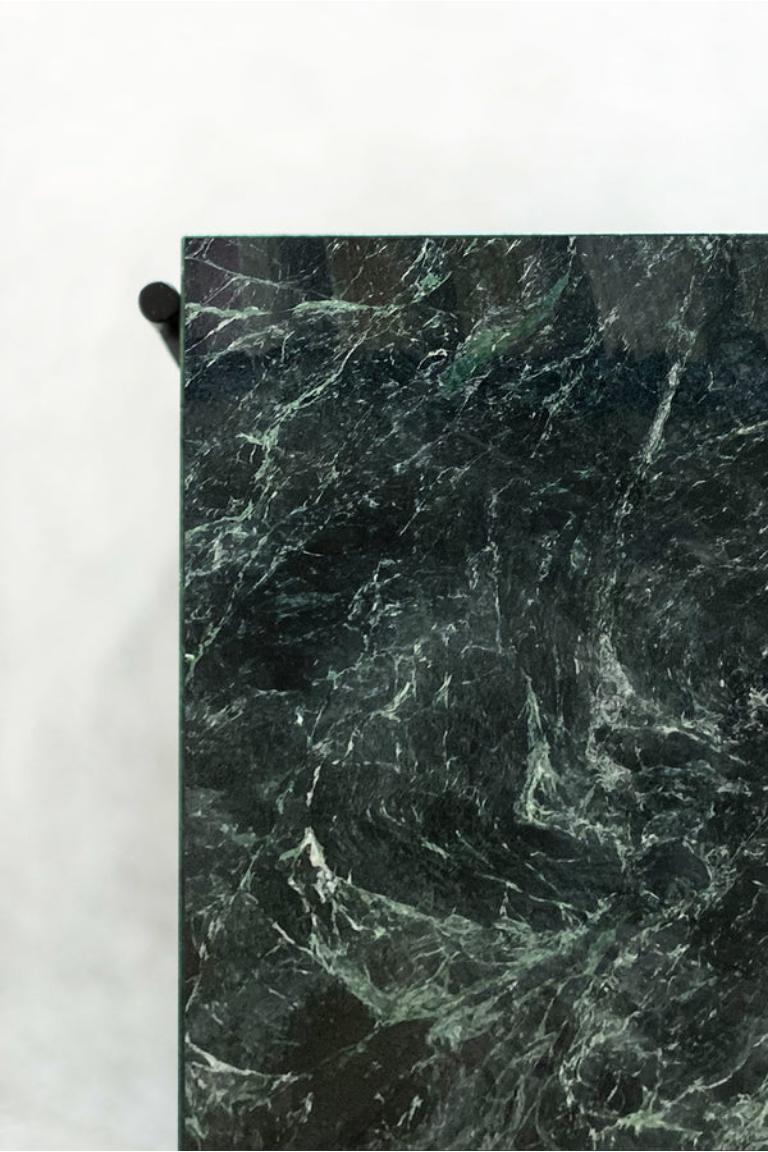 La table basse Empress apporte un complément coloré à notre série de tables basses en marbre. Le plateau en marbre Empress Green présente des veines naturelles dans des tons allant du vert clair au crème, et est mis en valeur par la base en acier