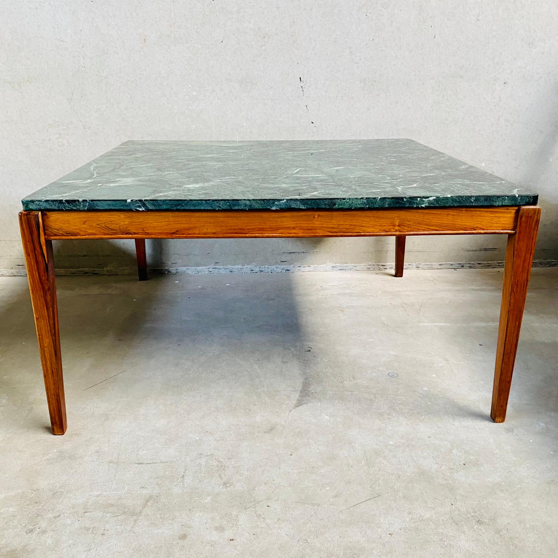 Midcentury coffee table with empress green marble top and Italian walnut frame, Italy, 1970s

Introducing the epitome of Midcentury elegance and sophistication - the Gio Ponti style coffee table with a stunning green marble top and an Italian