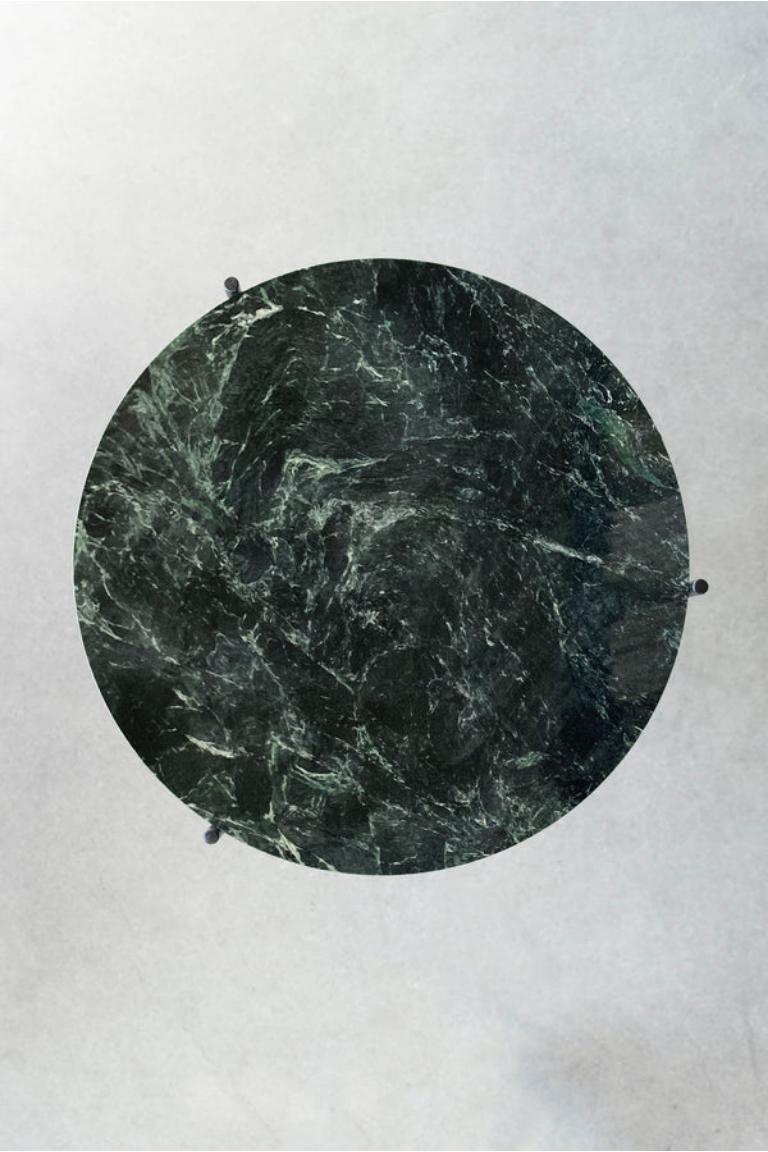 La table d'appoint Empress est une pièce d'accent élégante qui complète n'importe quel espace grâce à ses veines colorées uniques. Le contraste naturel entre les veines vert clair et crème et le vert foncé et riche du marbre constitue une belle
