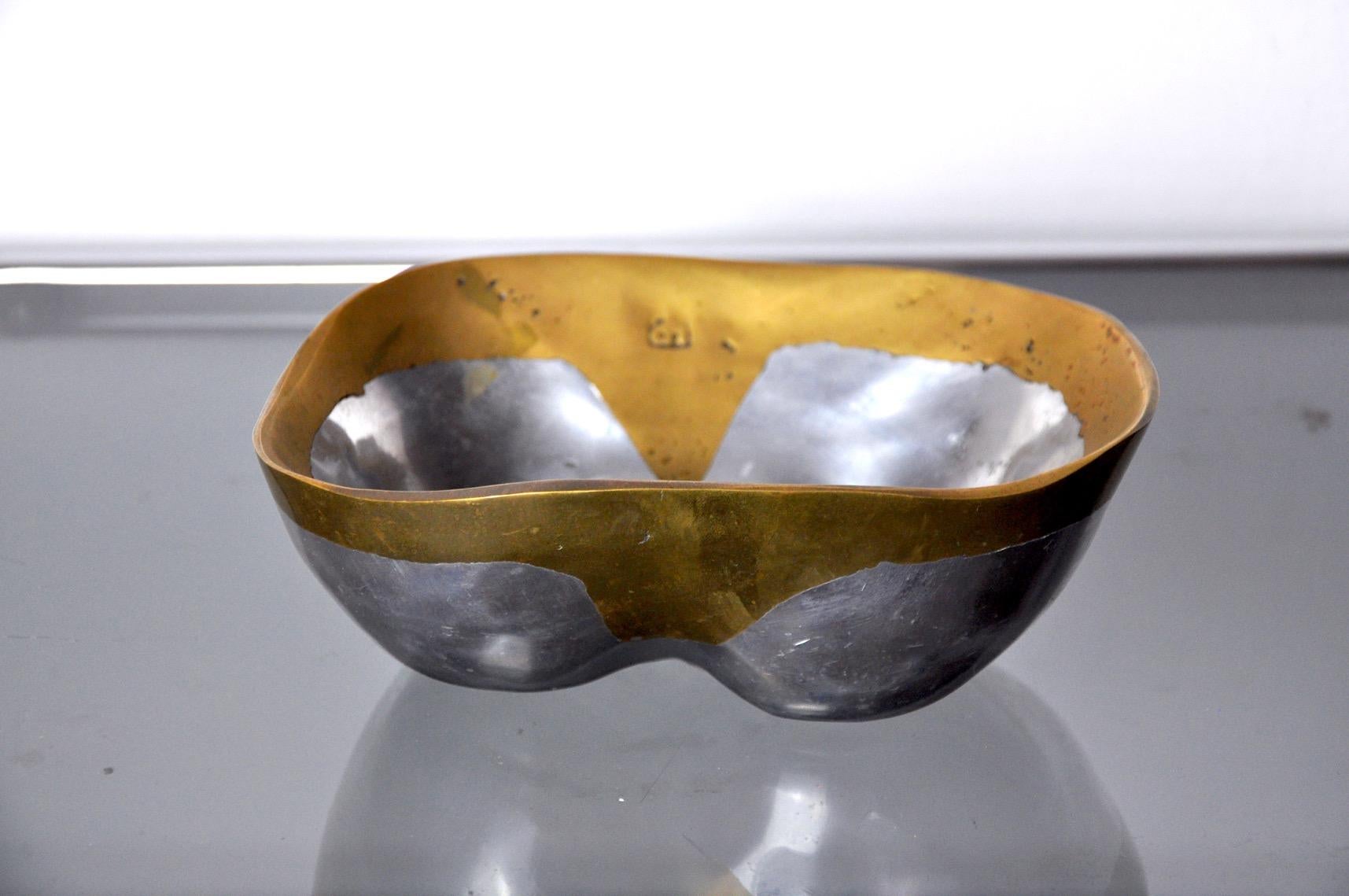 Superbe vide poche brutaliste conçu et réalisé par l'artiste david marshall autour des années 80, espagne. structure en bronze et aluminium. Bel objet design qui décorera à merveille votre intérieur. Marques de temps relatives à l'âge de l'objet. 

 