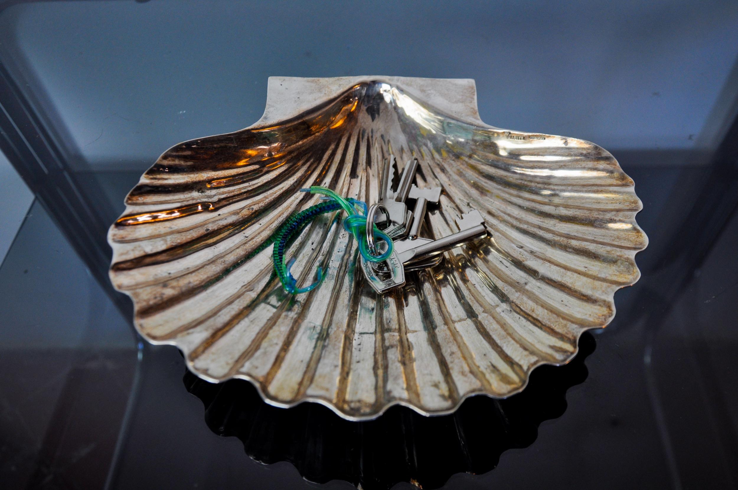 Superb and large shell empty pocket designed by Valentin in Spain in the 1970s. Silver metal structure representing a scallop shell, symbol of love and beauty since antiquity. Superb designer object that will decorate your interior wonderfully. Very