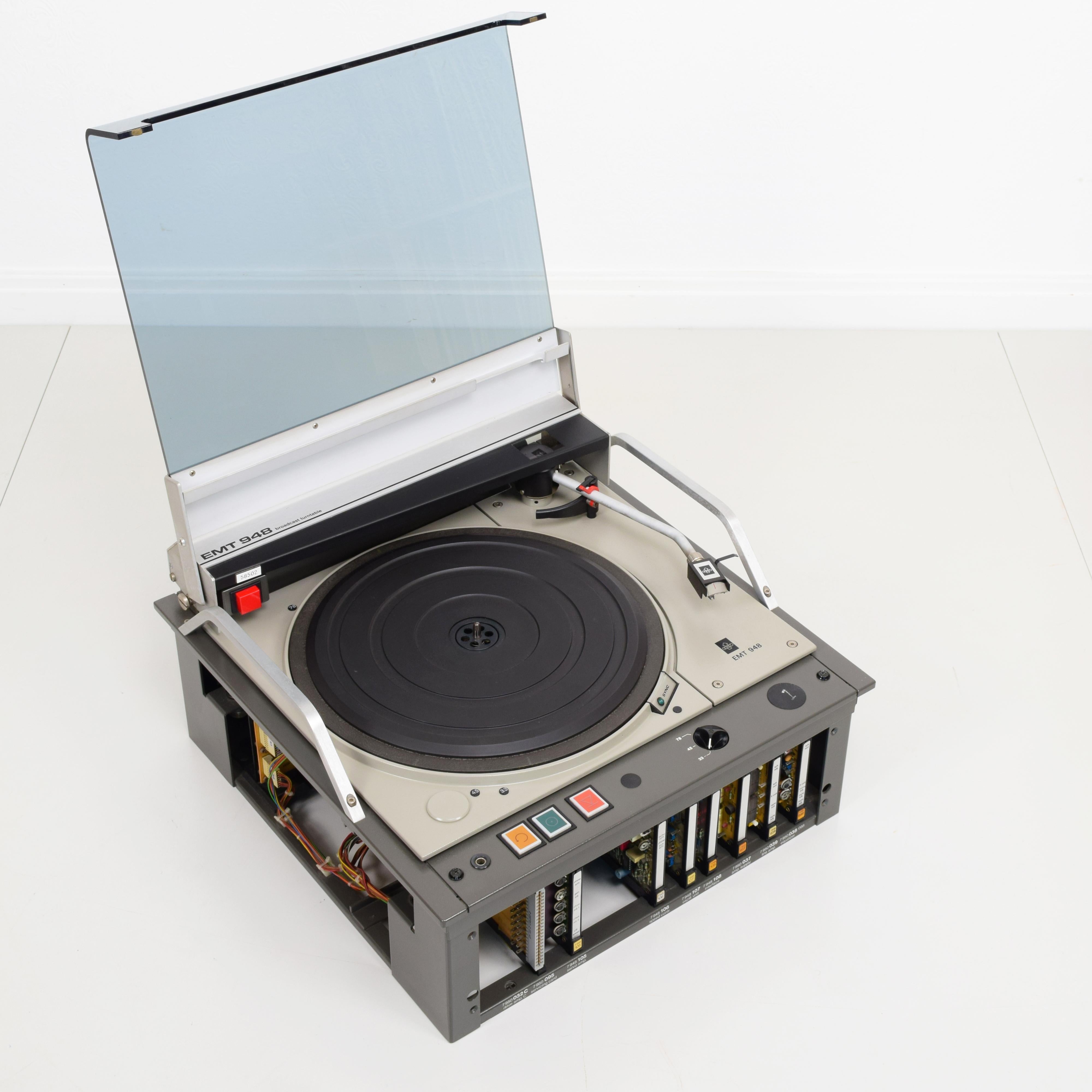 Turntable Emt 948. Superbe, complet et prêt à être utilisé, a l'air et semble fantastique Bon état à London, GB