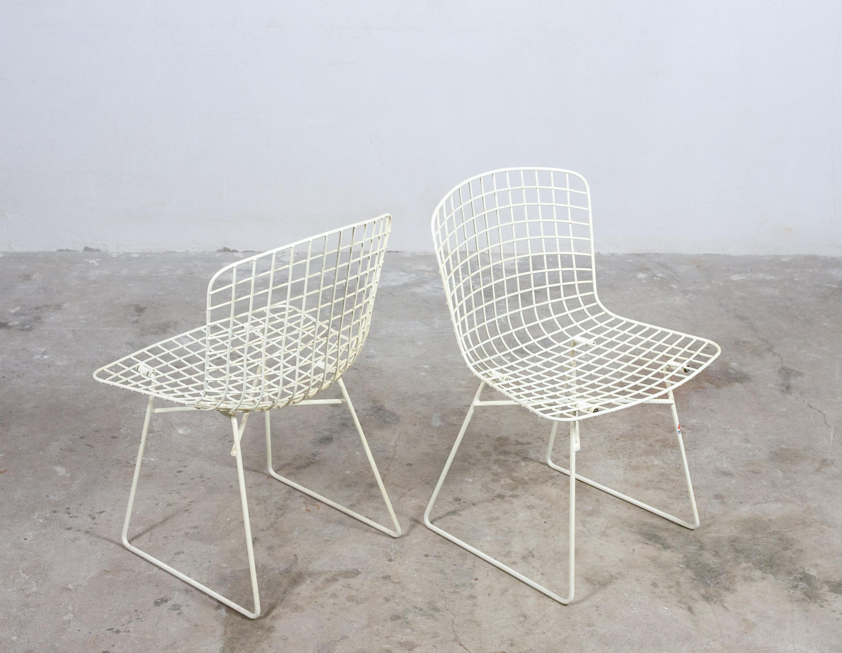 Two metal wire chairs by Emu Italy 1970s. Great looking chairs. In the Knoll Herman Bertoia style.
Very good condition. Signed Emu Italy.  Good sitting comfort .

   
 