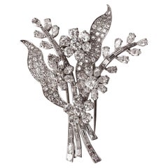 En Tremblant - A 10.55ct Diamond Flower Brooch, circa 1960.