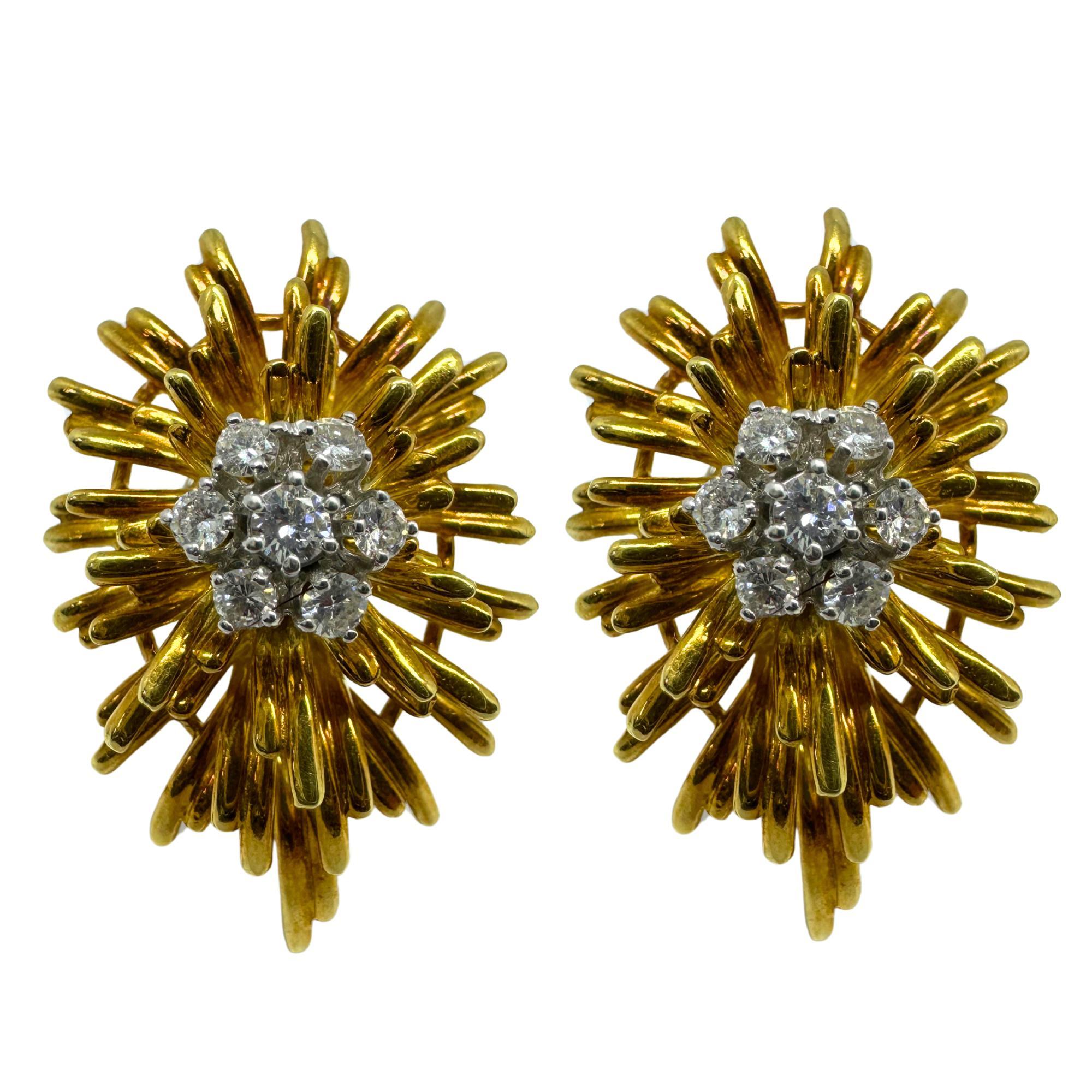 Diese En Tremblant Estate 18K Yellow Gold Diamond Starburst Ear-Clips zeigen eine klassische Technik aus dem 18. Jahrhundert, bei der Elemente auf winzige Federn montiert werden, um eine schimmernde, lebensechte Bewegung zu erzeugen. Das aus 18