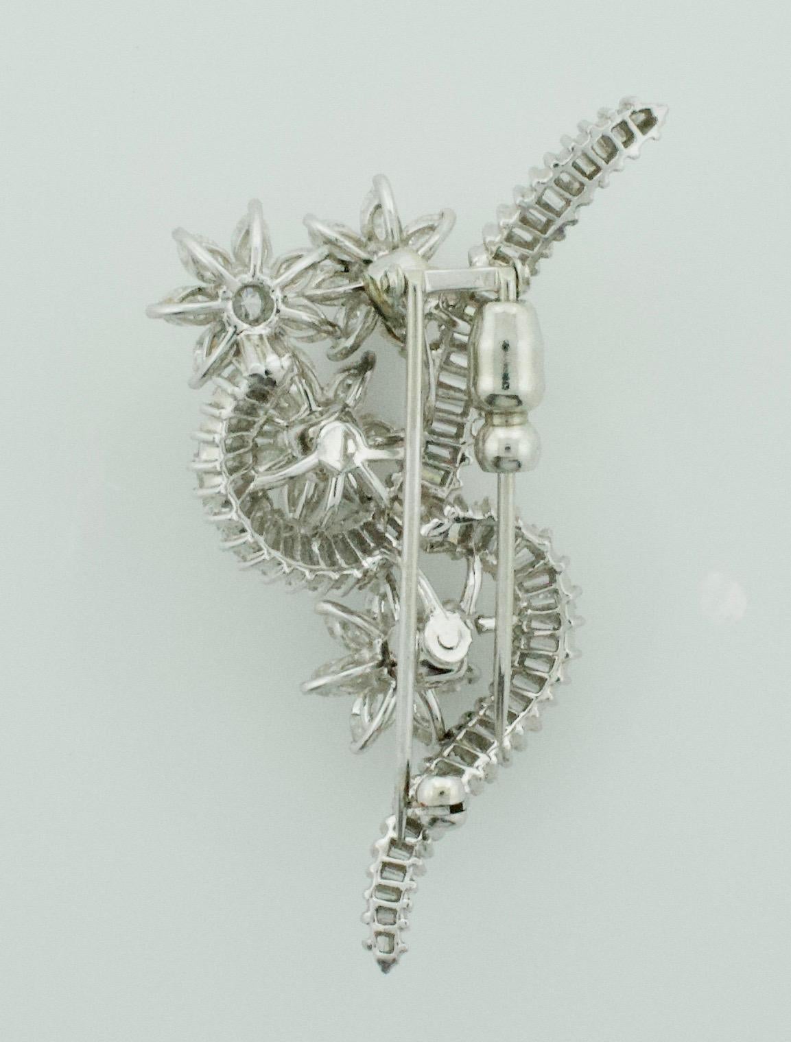 En Tremblant Platinum Diamond Brooch circa 1950s 6.40 Carat For Sale 5